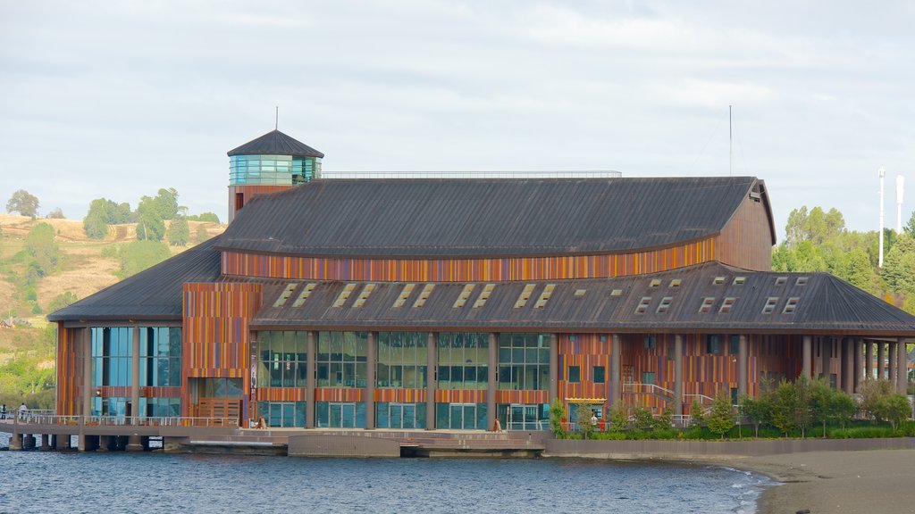 Teatro del Lago showing modern architecture and a beach