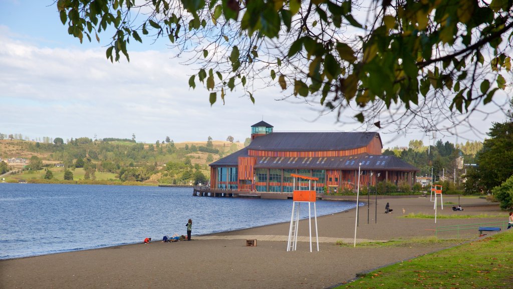 Teatro del Lago featuring modern architecture and a beach