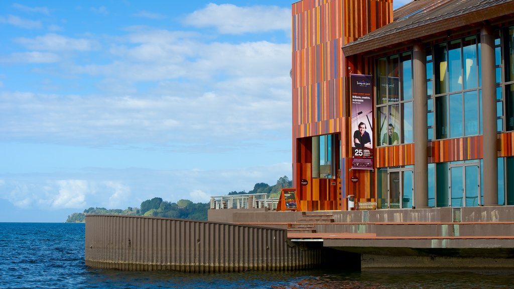 Teatro del Lago showing modern architecture