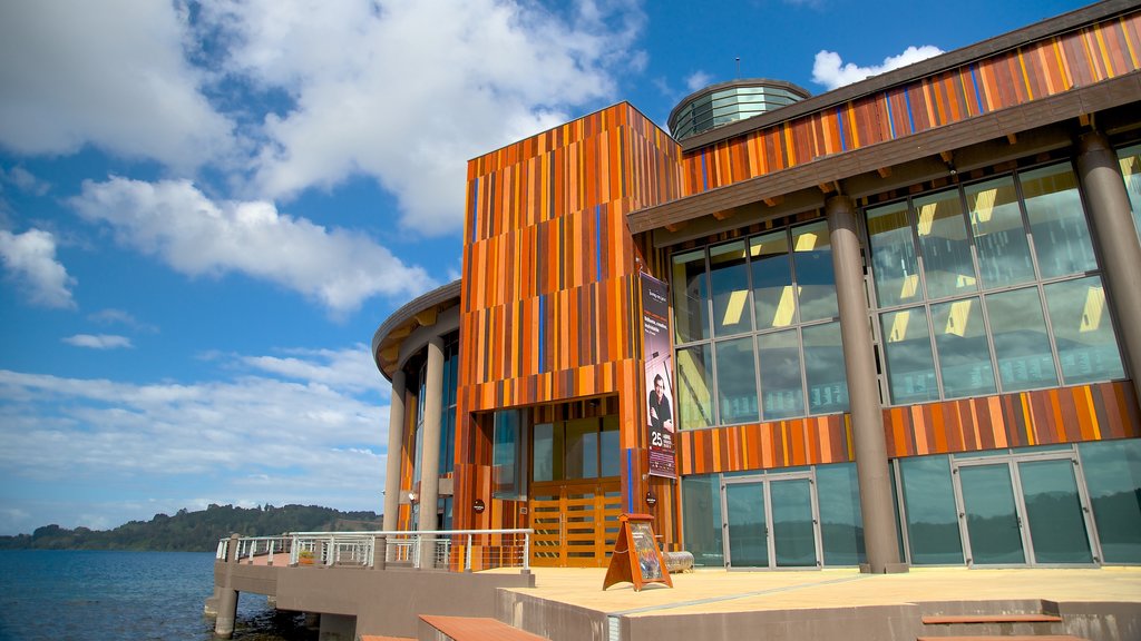 Teatro del Lago mostrando arquitetura moderna e paisagens litorâneas