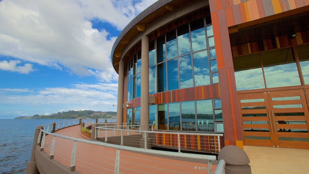 Teatro del Lago mostrando paisagens litorâneas e arquitetura moderna