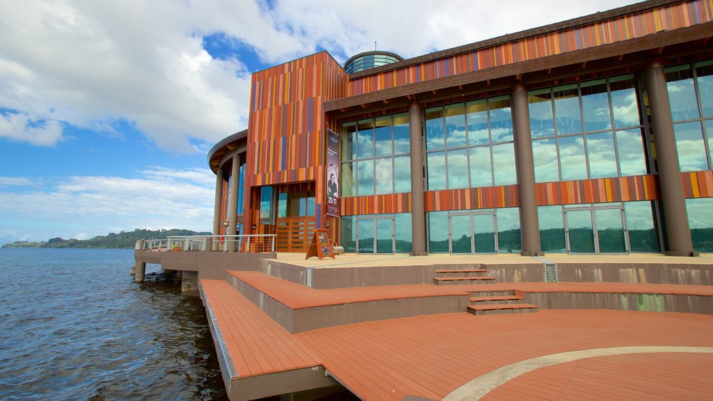 Teatro del Lago showing general coastal views and modern architecture