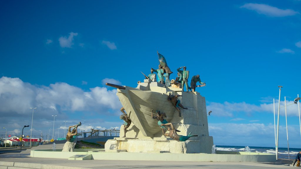 Punta Arenas mostrando arte al aire libre, vistas generales de la costa y una estatua o escultura