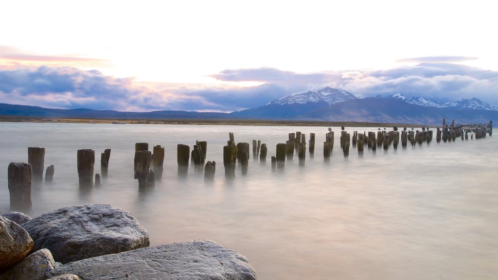 Puerto Natales mostrando um pôr do sol, paisagem e um lago ou charco