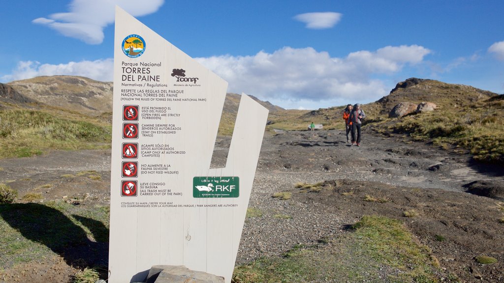 Torres del Paine montrant randonnée ou marche à pied et signalisation