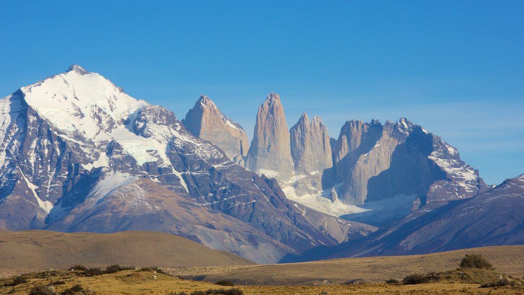 Parque Nacional Torres del Paine que inclui montanhas, paisagem e cenas tranquilas