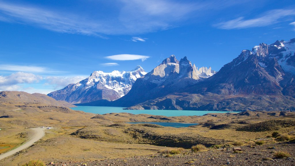 Parque Nacional Torres del Paine caracterizando um lago ou charco, montanhas e paisagem