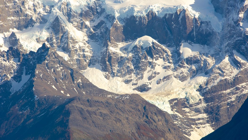 Nationaal Park van Torres del Paine bevat bergen en sneeuw