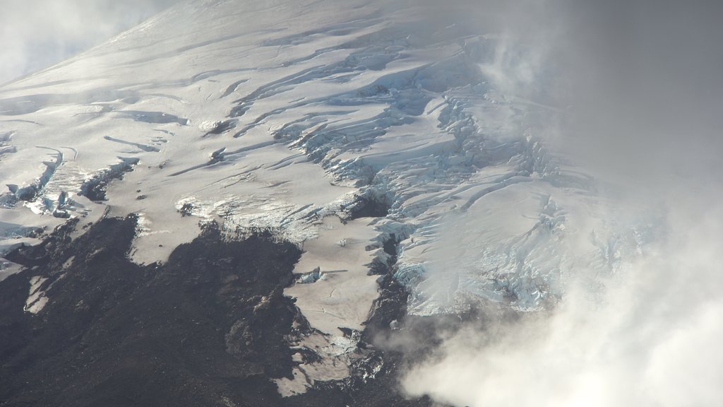 Cima del volcán Osorno que incluye nieve, montañas y neblina o niebla