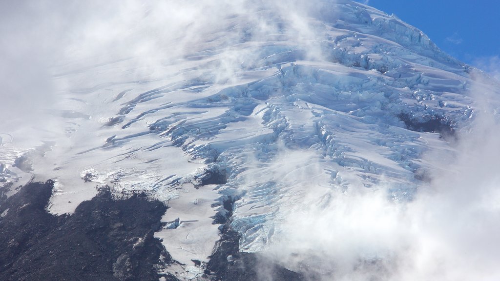 Cima del volcán Osorno ofreciendo niebla o neblina, nieve y montañas