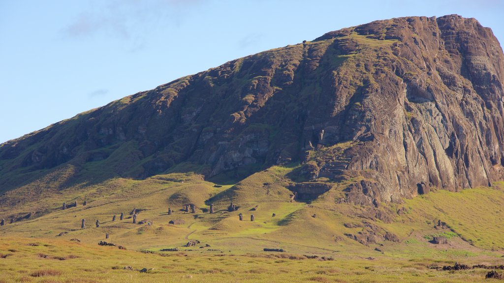 Rano Raraku bevat bergen en vredige uitzichten