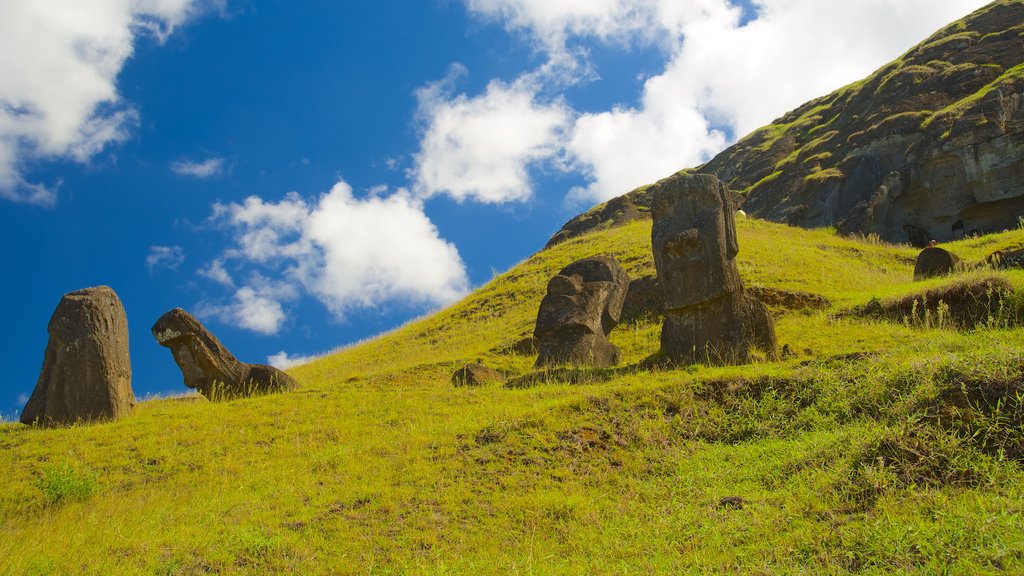 Rano Raraku que incluye elementos del patrimonio y una estatua o escultura