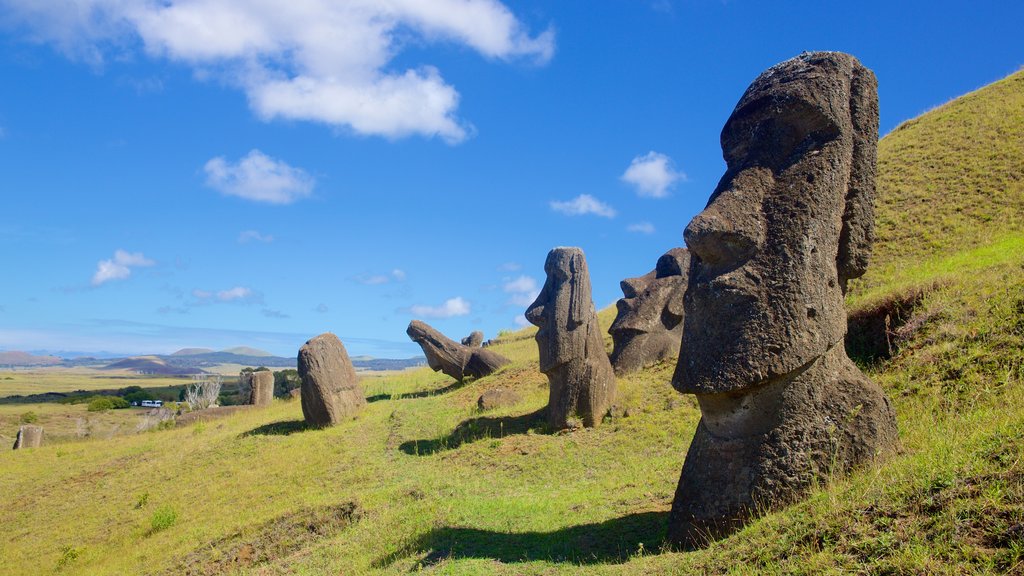 Rano Raraku mostrando elementos patrimoniales y una estatua o escultura