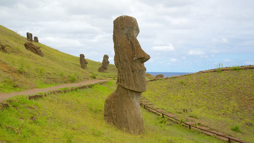 Rano Raraku que incluye elementos del patrimonio, una estatua o escultura y escenas tranquilas