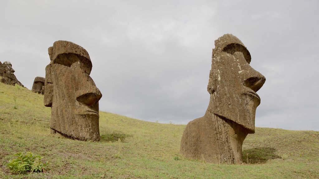 Rano Raraku showing a statue or sculpture, tranquil scenes and heritage elements