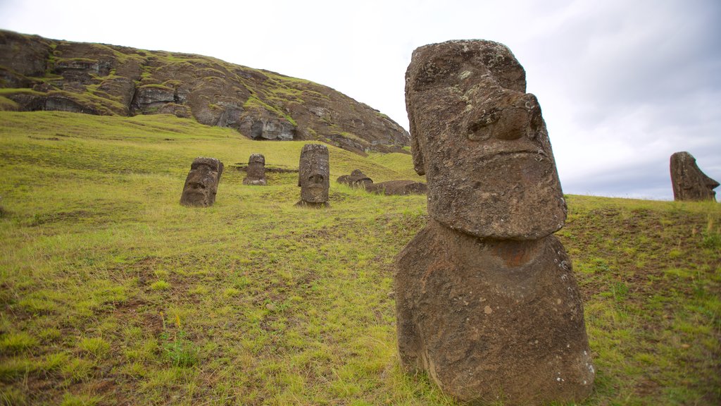 Rano Raraku mostrando elementos del patrimonio, una estatua o escultura y escenas tranquilas