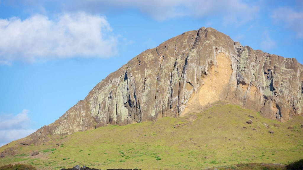 Ahu Tongariki montrant montagnes et scènes tranquilles