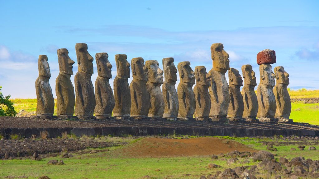 Ahu Tongariki ofreciendo una estatua o escultura, elementos patrimoniales y escenas tranquilas