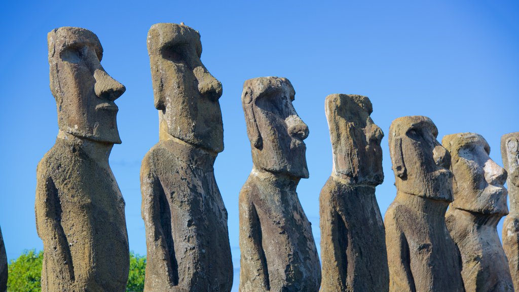 Ahu Tongariki mostrando escenas tranquilas, una estatua o escultura y elementos del patrimonio