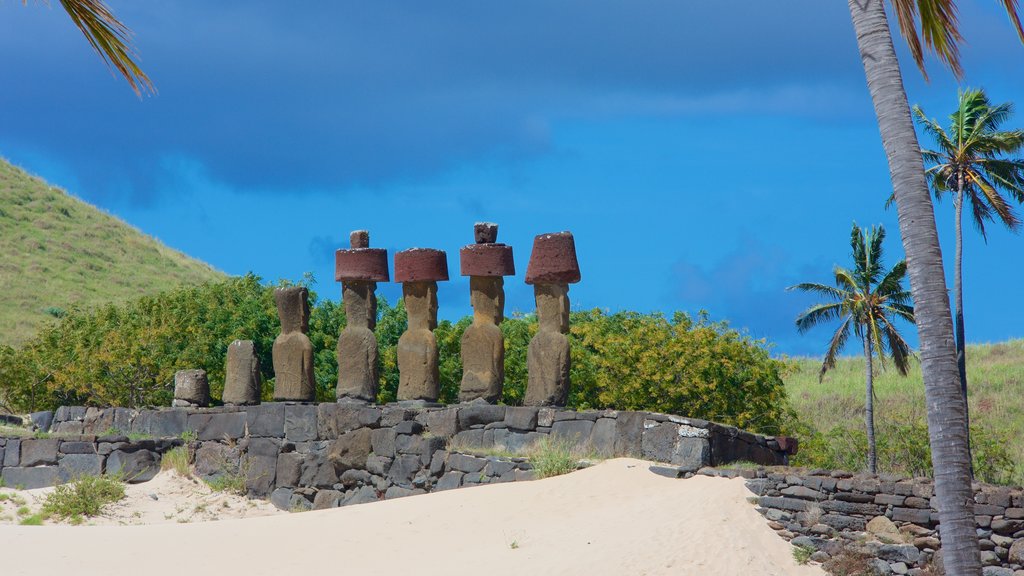 Playa Anakena inclusief historisch erfgoed en een standbeeld of beeldhouwwerk