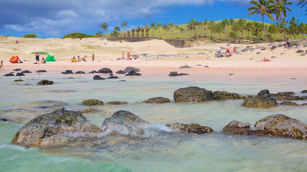 Playa Anakena que incluye una playa de arena