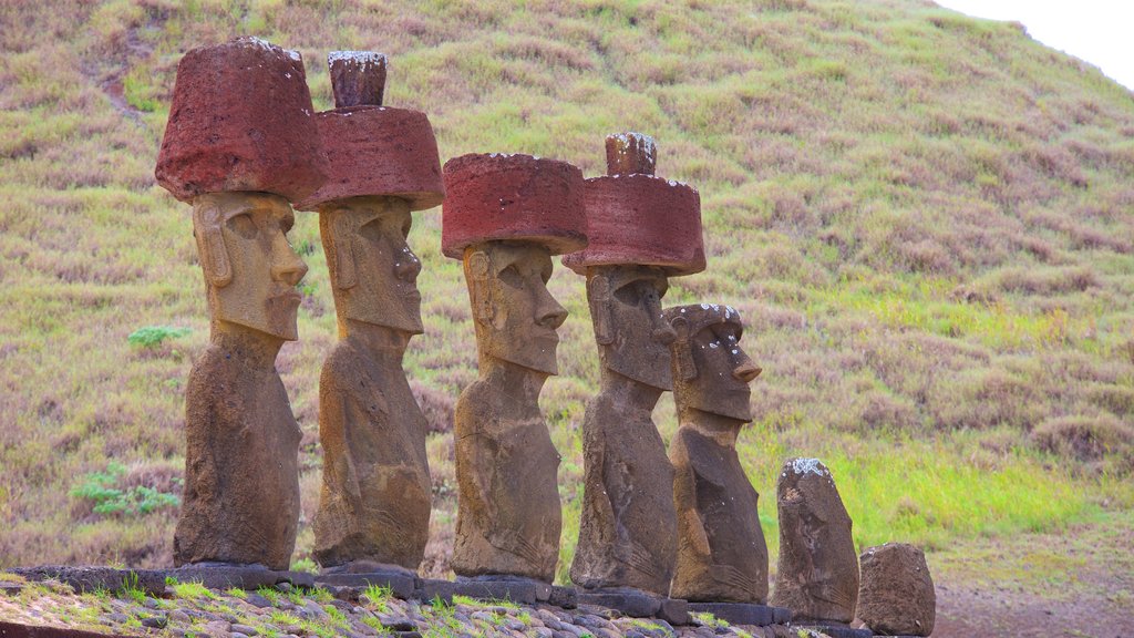 Playa Anakena mostrando elementos del patrimonio y una estatua o escultura