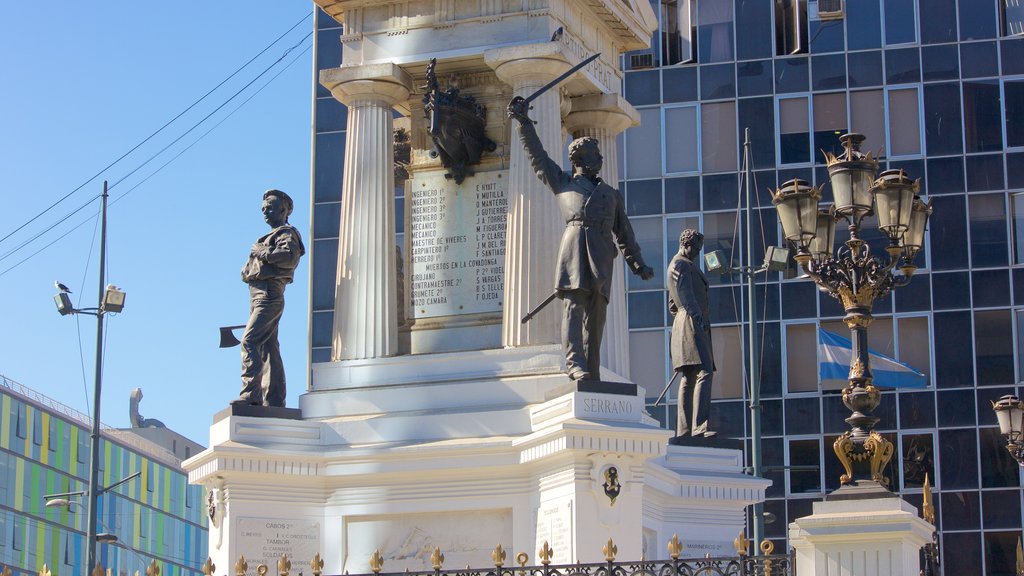 Plaza Sotomayor mostrando uma praça ou plaza e um monumento