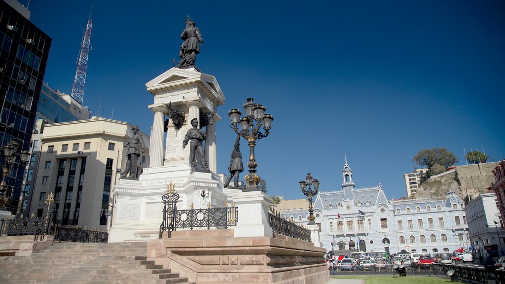 Plaza Sotomayor que inclui uma praça ou plaza e um monumento