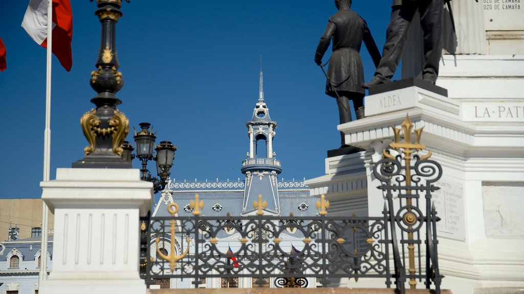 Plaza Sotomayor que inclui uma praça ou plaza e um monumento