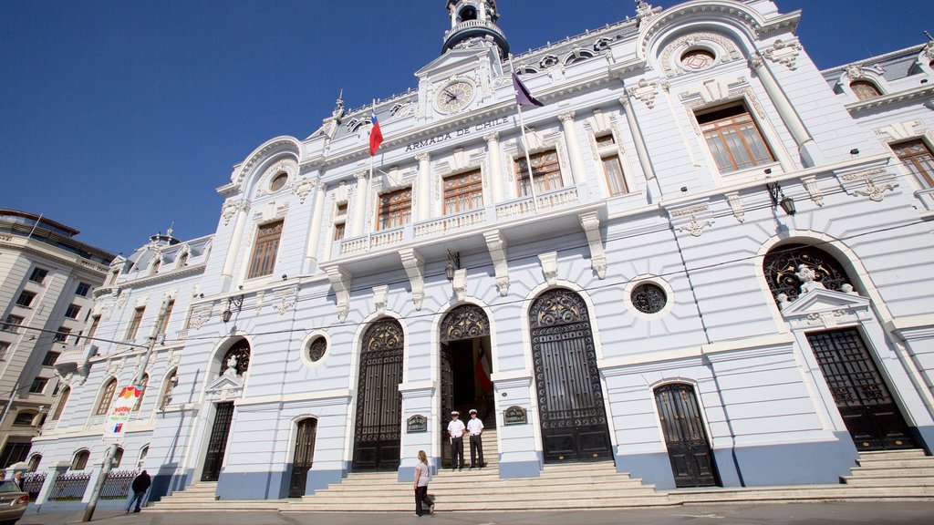 Plaza Sotomayor mostrando elementos patrimoniales, un edificio administrativo y artículos militares