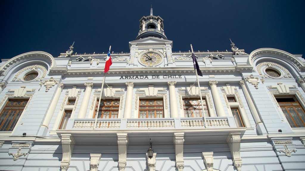 Plaza Sotomayor which includes heritage elements, an administrative buidling and military items