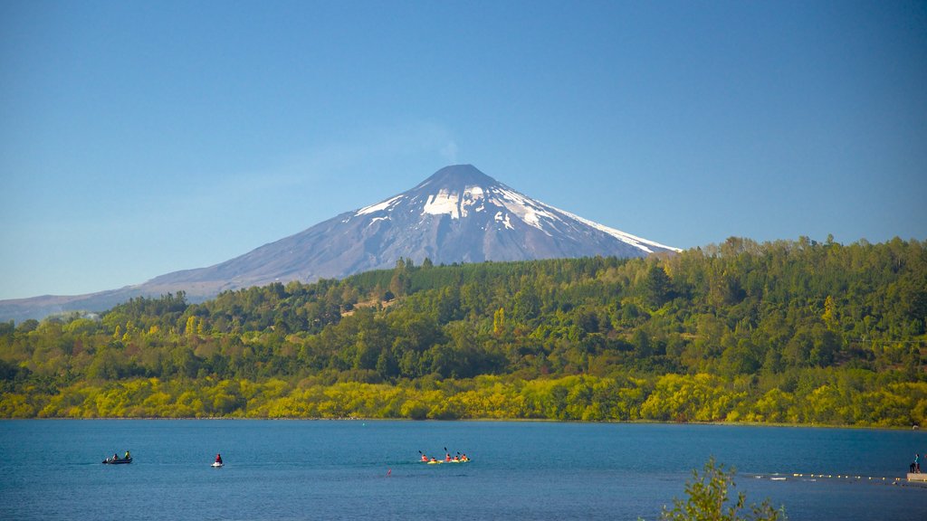 Villarrica-søen som omfatter bjerge, skove og en sø eller et vandhul