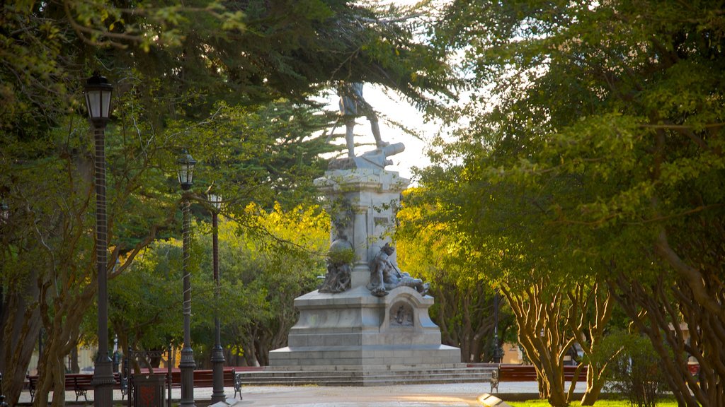 Plaza Muñoz Gamero mostrando jardín y una estatua o escultura