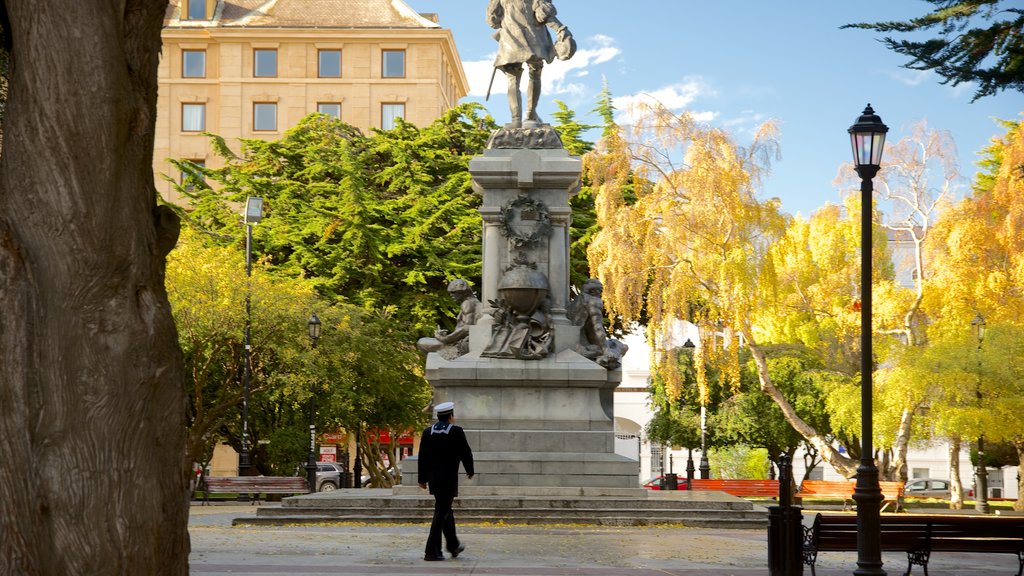 Plaza Munoz Gamero which includes a square or plaza, a park and a statue or sculpture