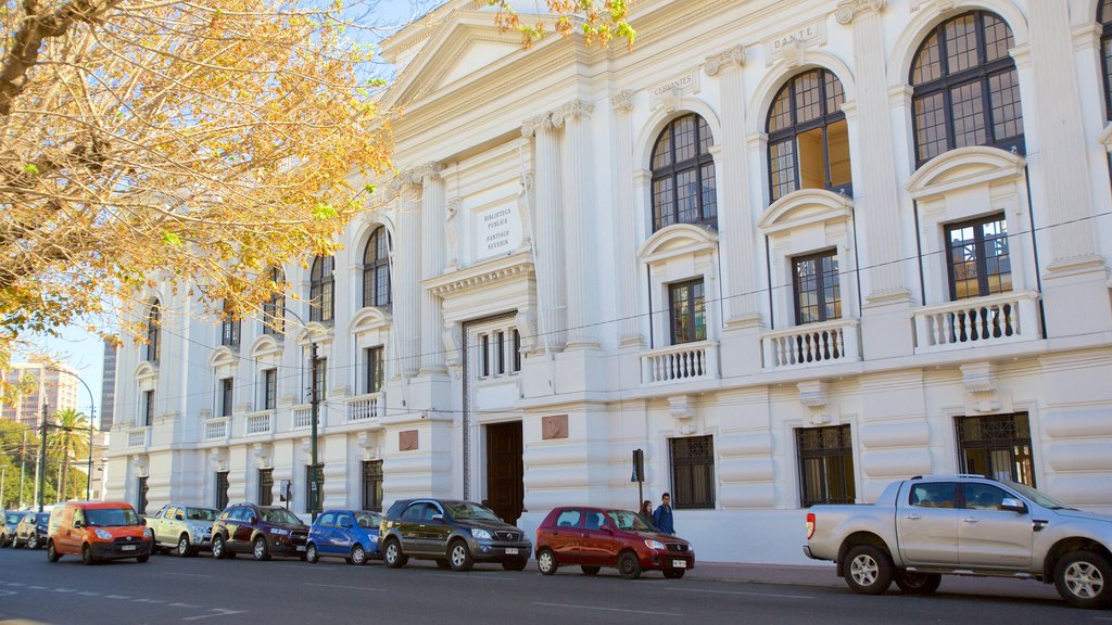 Biblioteca Santiago Severín que incluye elementos patrimoniales