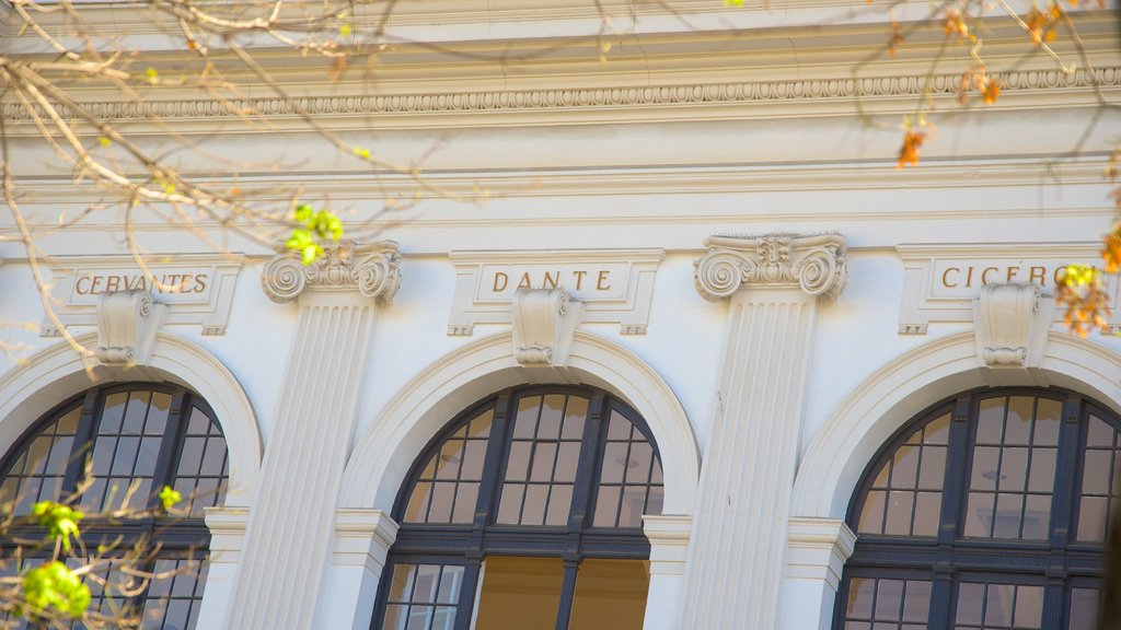 Biblioteca Santiago Severin showing heritage elements