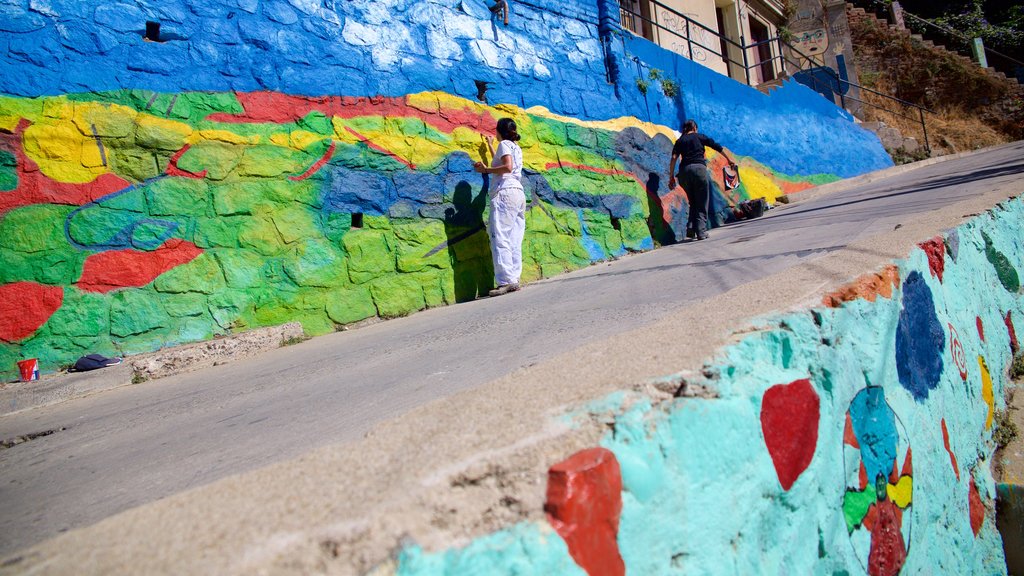 Open Air Museum i Valparaiso som viser udendørs kunst såvel som en lille gruppe mennesker