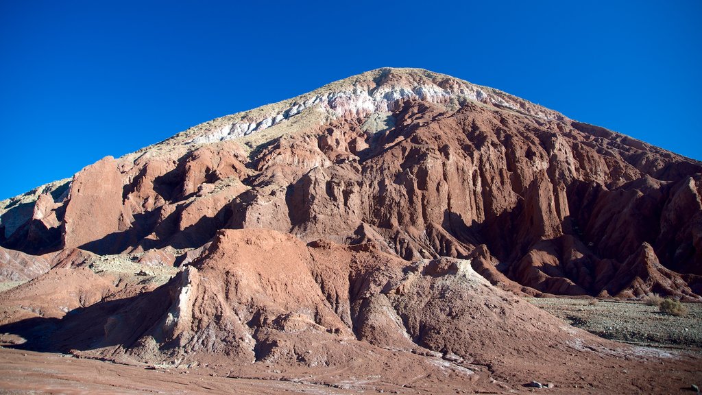 Arco Iris Valley showing desert views and mountains