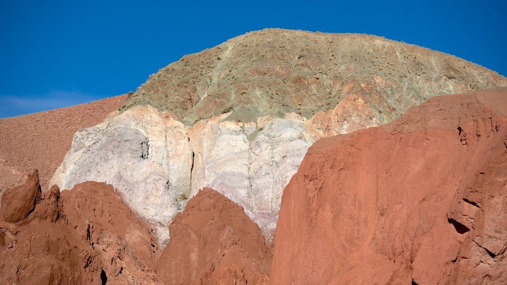 Arco Iris Valley showing desert views