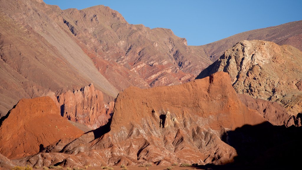 Arco Iris Valley which includes desert views and mountains