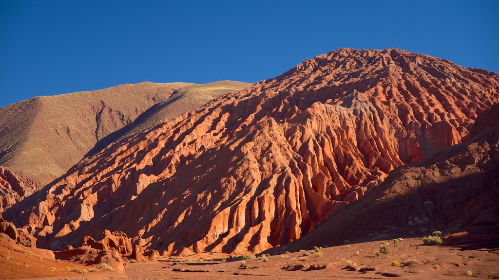 Arco Iris Valley showing desert views