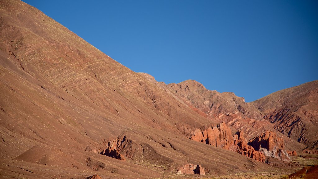 Valle Arco Iris ofreciendo montañas y vista al desierto