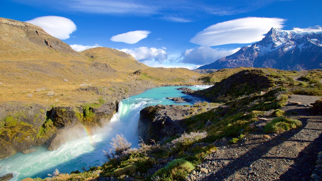 Torres Del Paine som viser fredfyldte omgivelser, en kaskade og en flod eller et vandløb