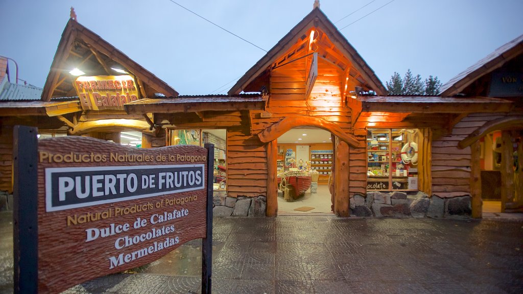 El Calafate which includes signage