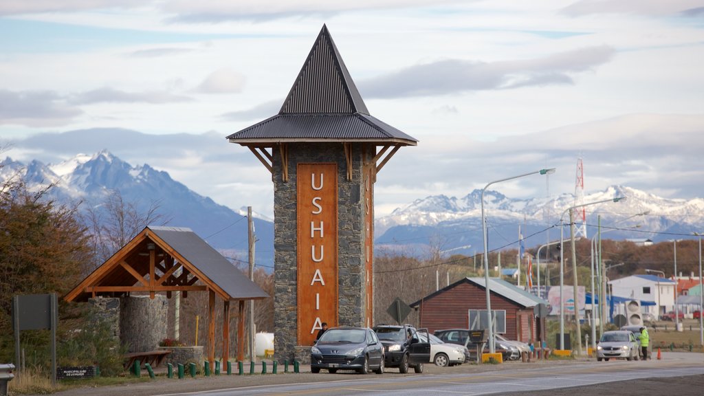 Parque Nacional Tierra del Fuego que incluye señalización y una ciudad