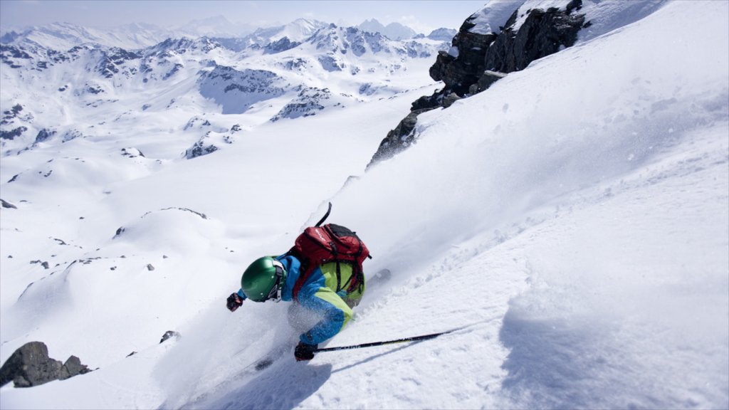 Estación de esquí Verbier ofreciendo nieve y esquiar en la nieve y también un hombre