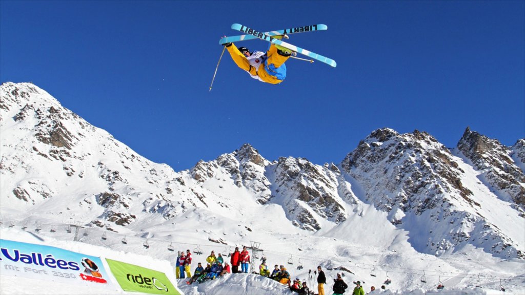 Wintersportplaats Verbier toont skiën, bergen en sneeuw