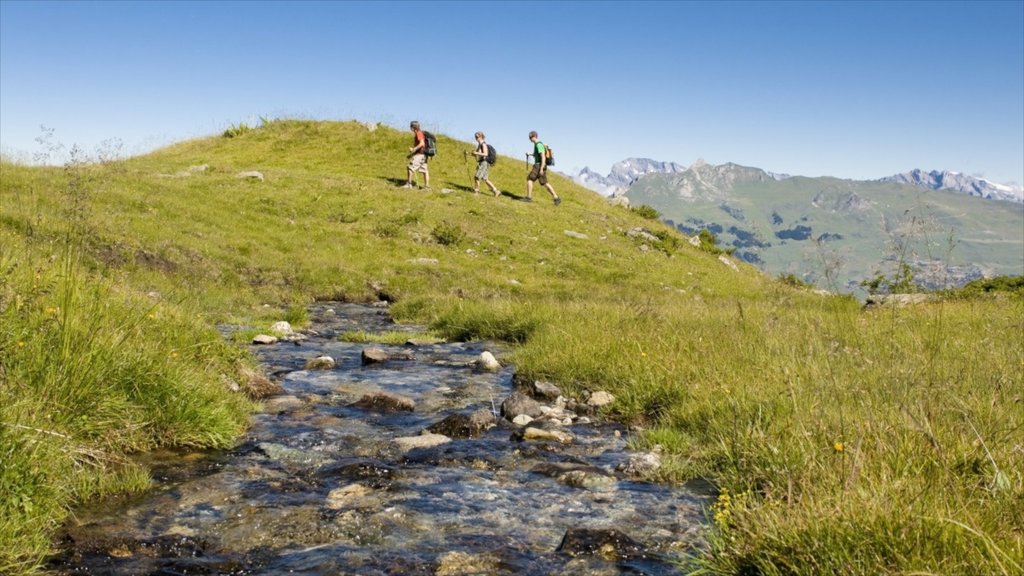 Estación de esquí Verbier mostrando caminatas, escenas tranquilas y un río o arroyo