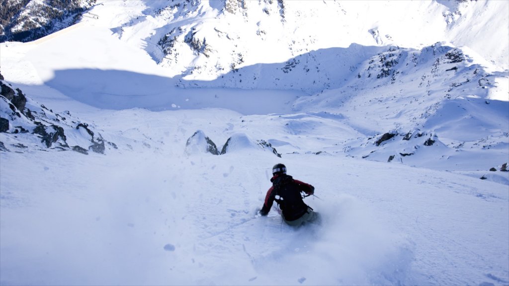 Verbier Ski Resort que inclui esqui cross-country e neve assim como um homem sozinho