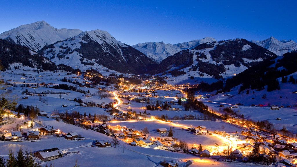 Gstaad ofreciendo nieve, una pequeña ciudad o pueblo y escenas nocturnas